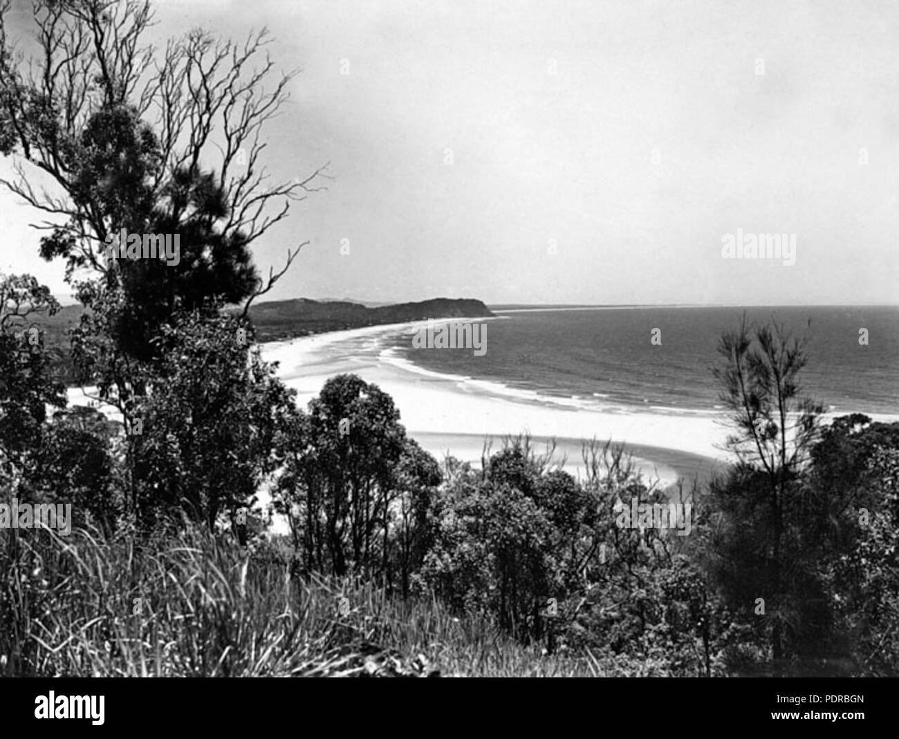 104 Archivos del Estado de Queensland 1929 Vista de Palm Beach desde las colinas de Currumbin mirando hacia Burleigh Heads c 1934 Foto de stock