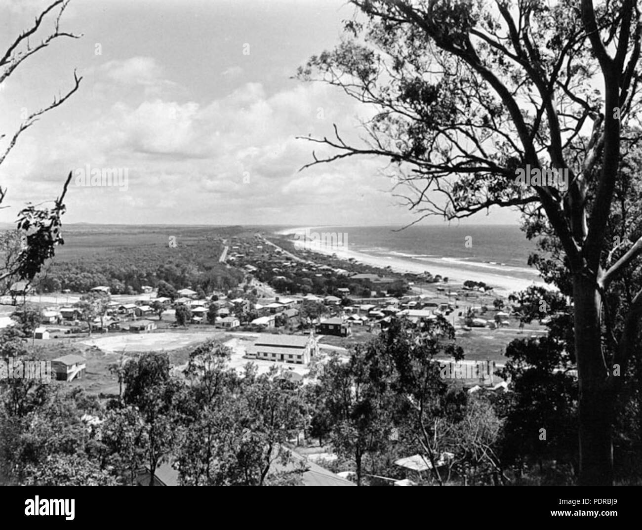 105 Archivos del Estado de Queensland 2045 del depósito de Burleigh Heads colina, mirando al norte mostrando las carreteras costeras c 1934 Foto de stock
