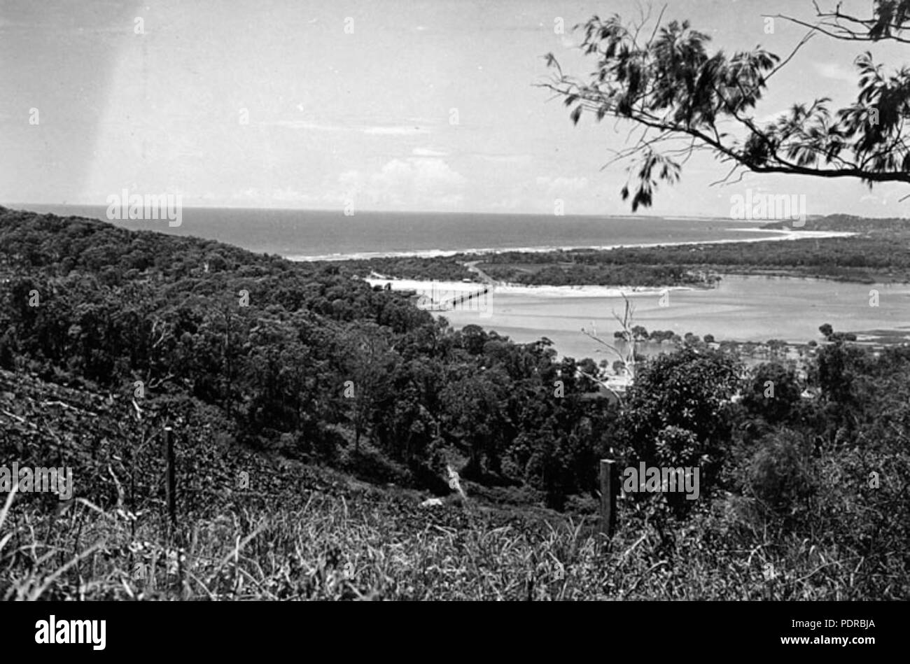 105 Archivos del Estado de Queensland 2047 Pacific Highway principal del depósito Cerro mostrando Burleigh Heads Tallebudgera Creek Currumbin Coolangatta y Tweed Heads en la distancia C 1934 Foto de stock