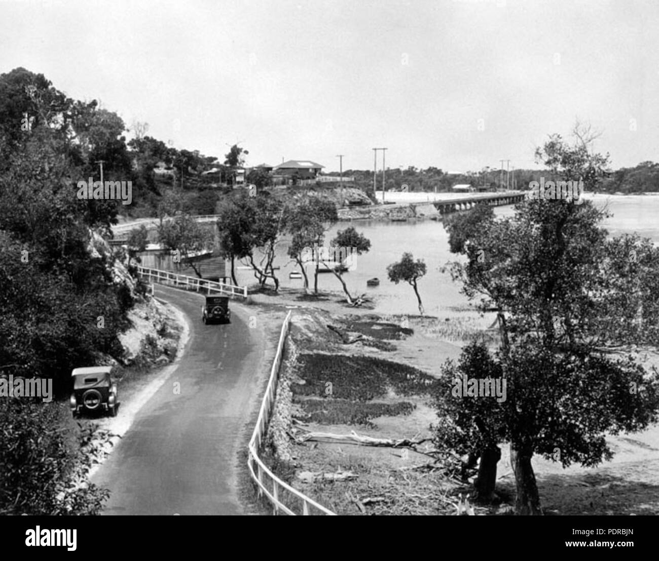 105 Archivos del Estado de Queensland 2065 principal cruce de Pacific Highway Tallebudgera Creek Burleigh Heads c 1934 Foto de stock
