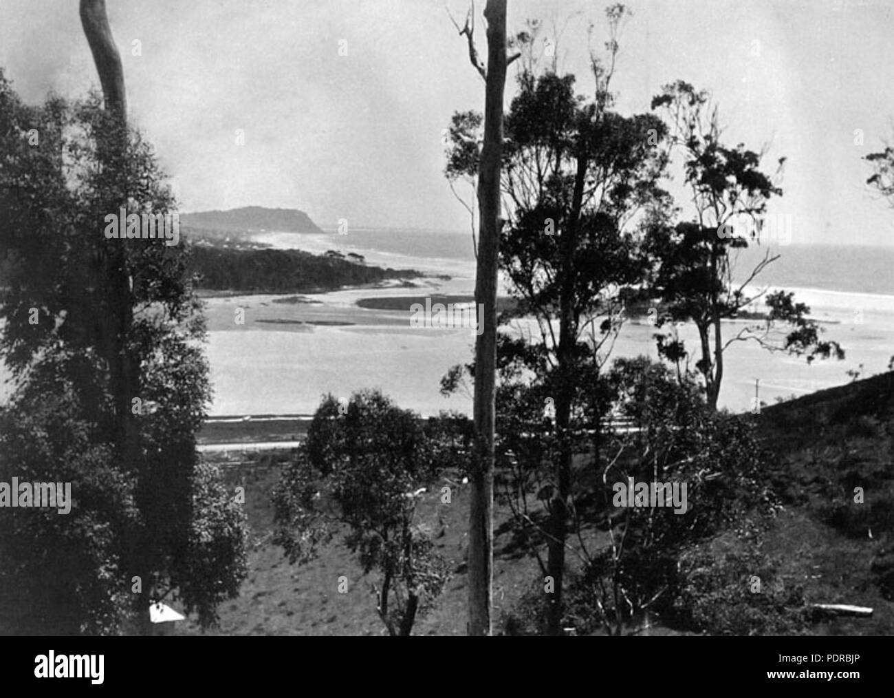 105 Archivos del Estado de Queensland 2068 Boca de Currumbin Creek de Pacific Highway Currumbin Palm Beach y Burleigh Heads en distancia c 1934 Foto de stock