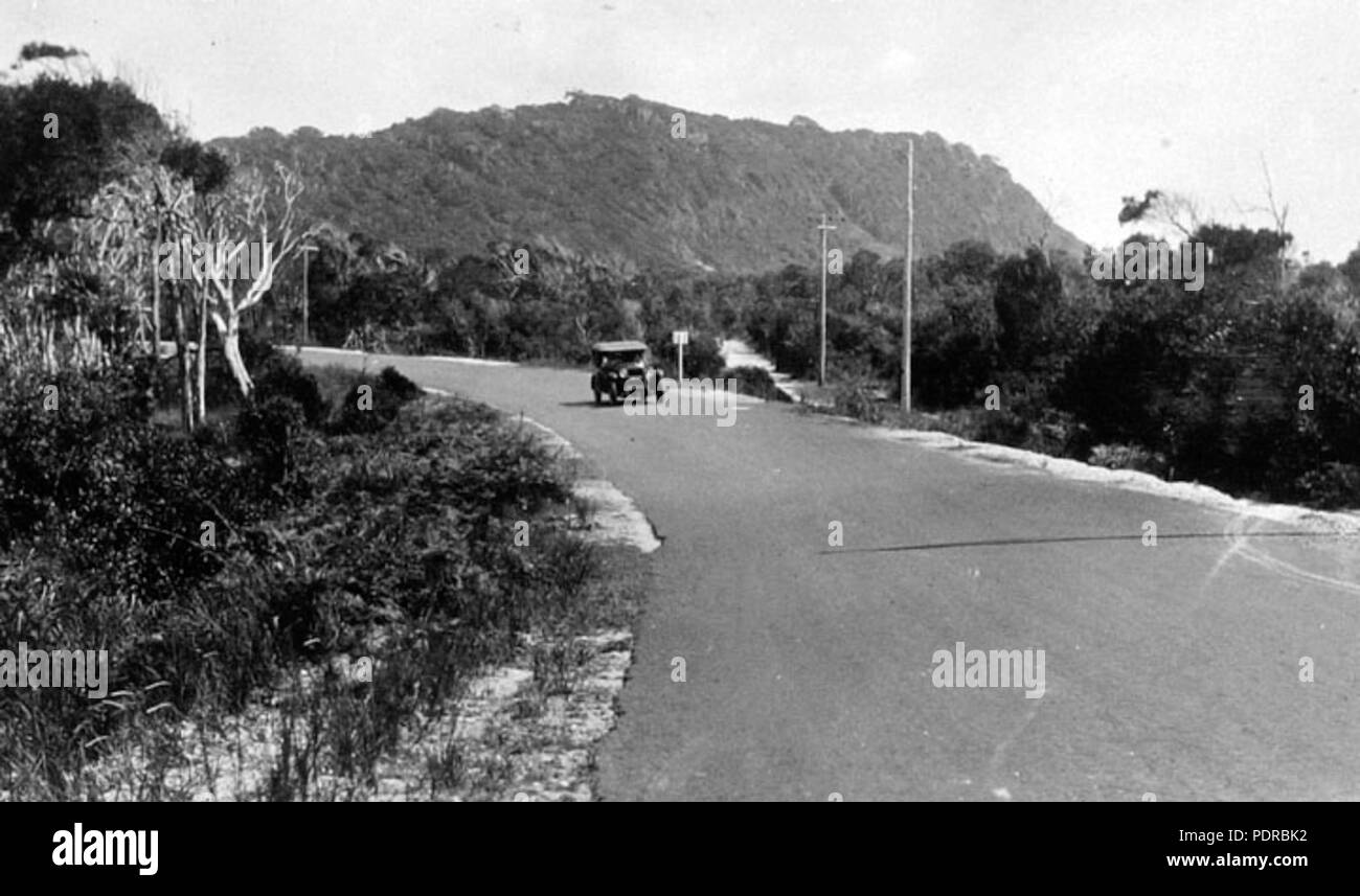 105 Archivos del Estado de Queensland 2083 Principales Pacific Highway, cerca de Burleigh Heads con grandes Burleigh en el fondo c 1934 Foto de stock