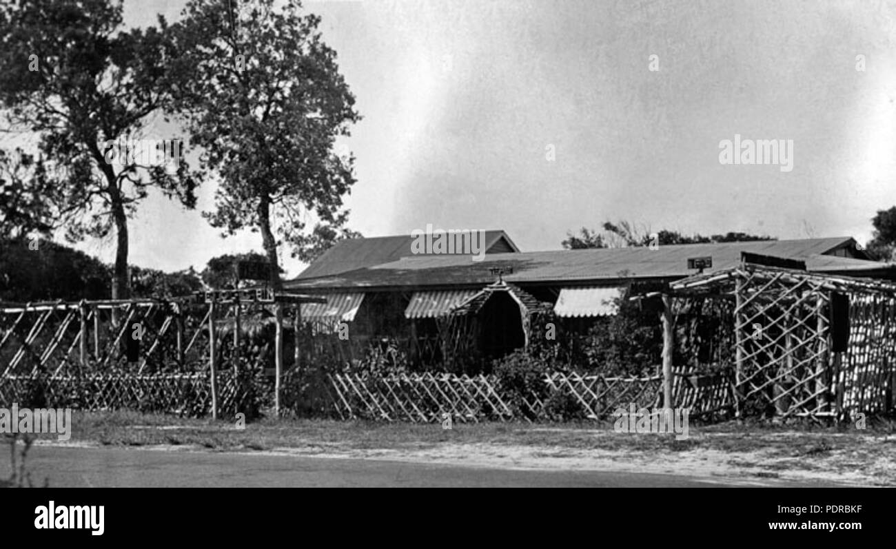 105 Archivos del Estado de Queensland en 2109 La Cabaña Casa de Té principales Pacific Highway, cerca de Burleigh Heads c 1934 Foto de stock