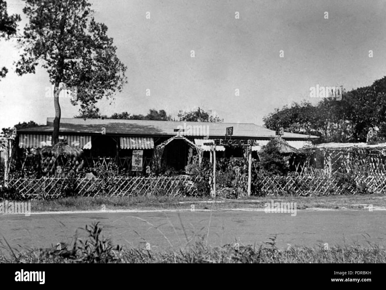 105 Archivos del Estado de Queensland en 2110 La Cabaña Casa de Té principales Pacific Highway, cerca de Burleigh Heads c 1934 Foto de stock