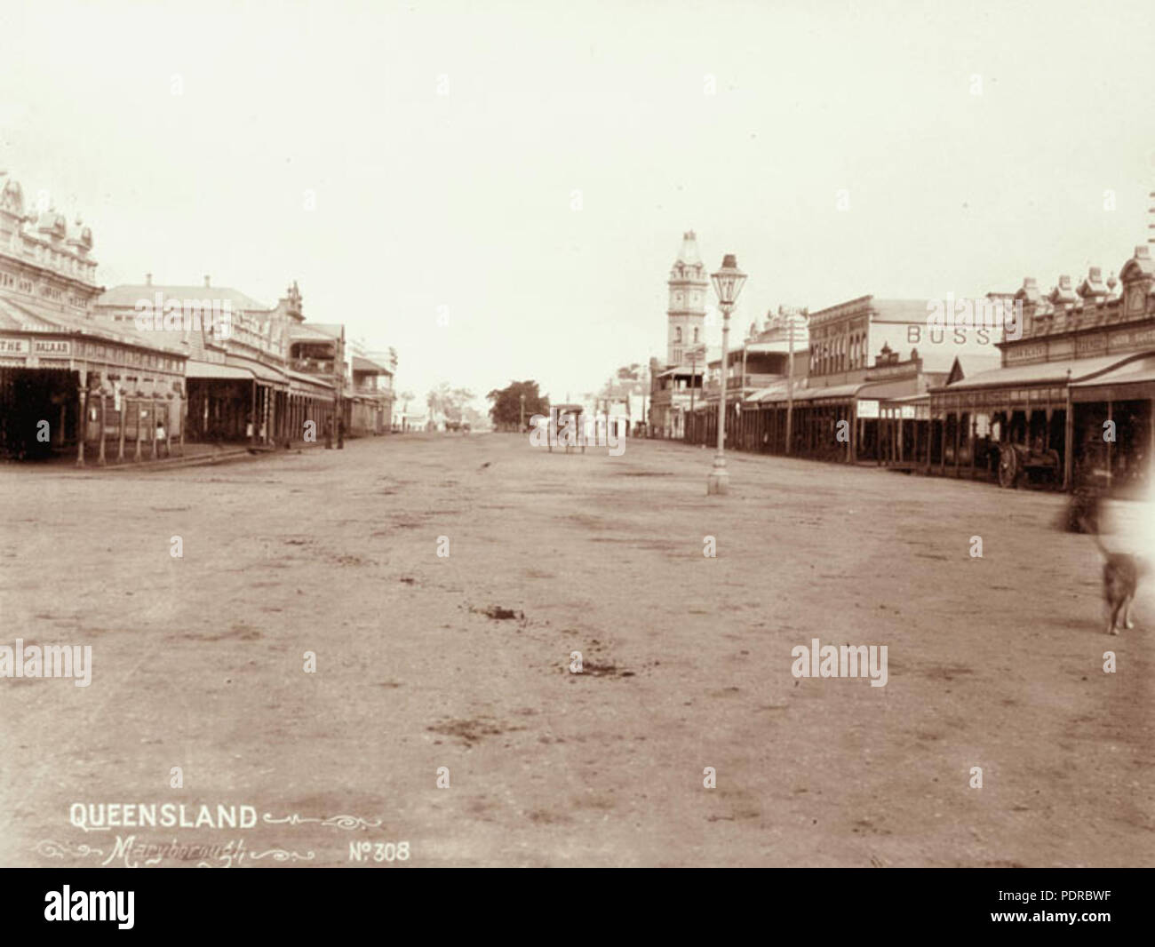 105 Archivos del Estado de Queensland 2242 Bourbong Street con oficina de correos en la distancia Bundaberg c 1897 Foto de stock