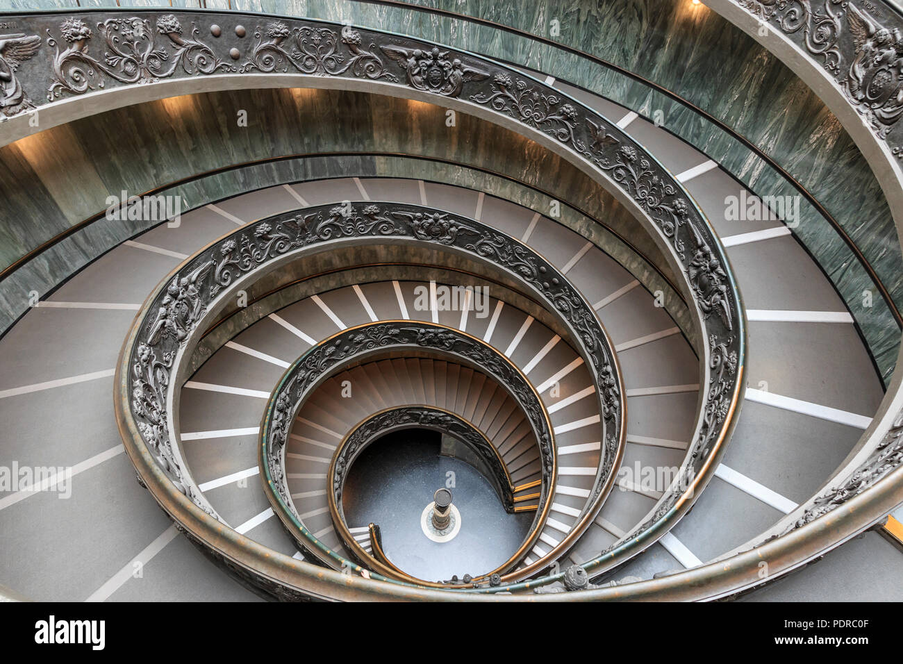 Vaticano, Roma, Italia - 7 de junio, 2018: Escalera en los museos del Vaticano en la Ciudad del Vaticano , Roma , Italia . La escalera de doble hélice es el famoso tra Foto de stock