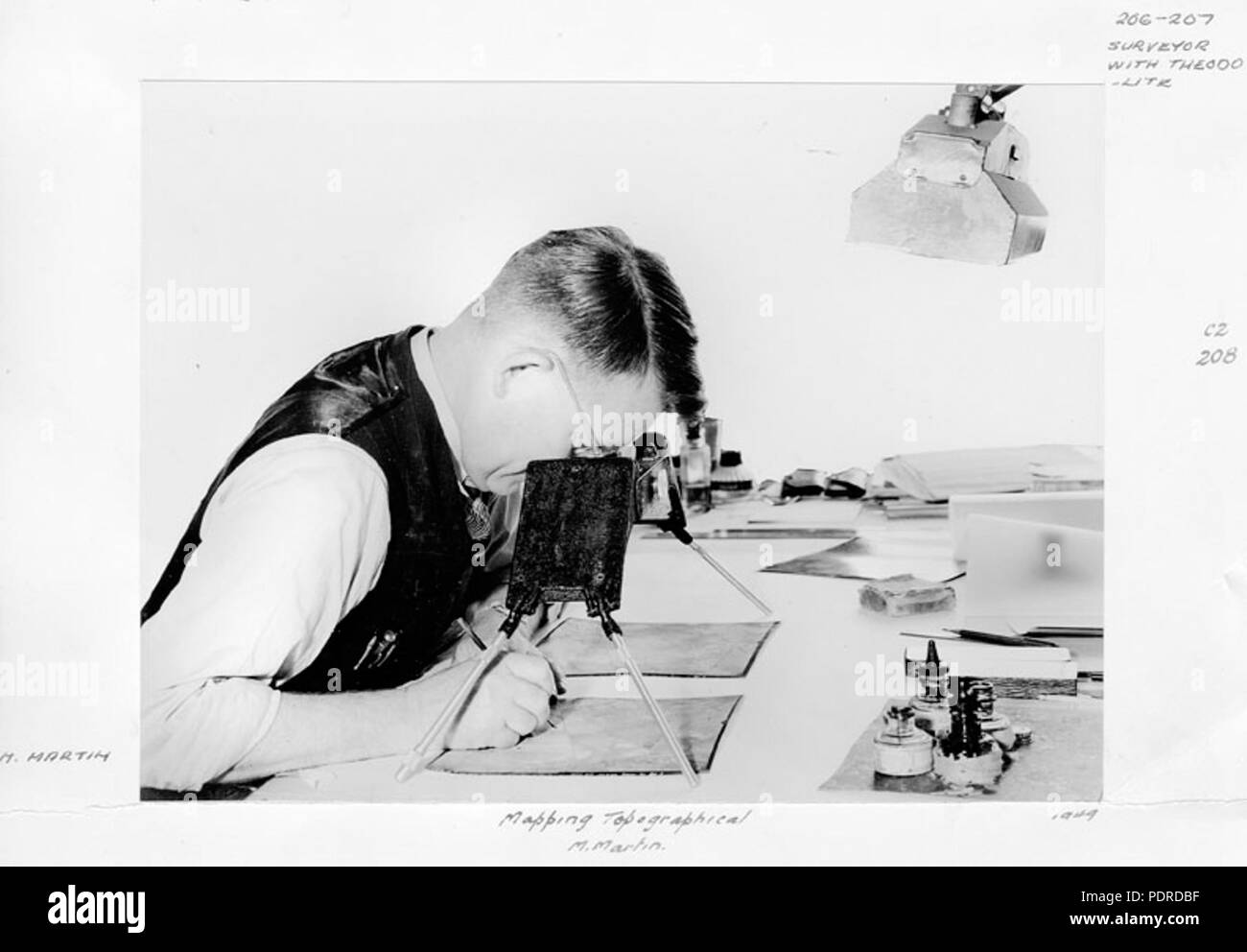 114 Archivos del Estado de Queensland 4261 Ponente con estereoscopio en cartografía topográfica de 1949 c Foto de stock
