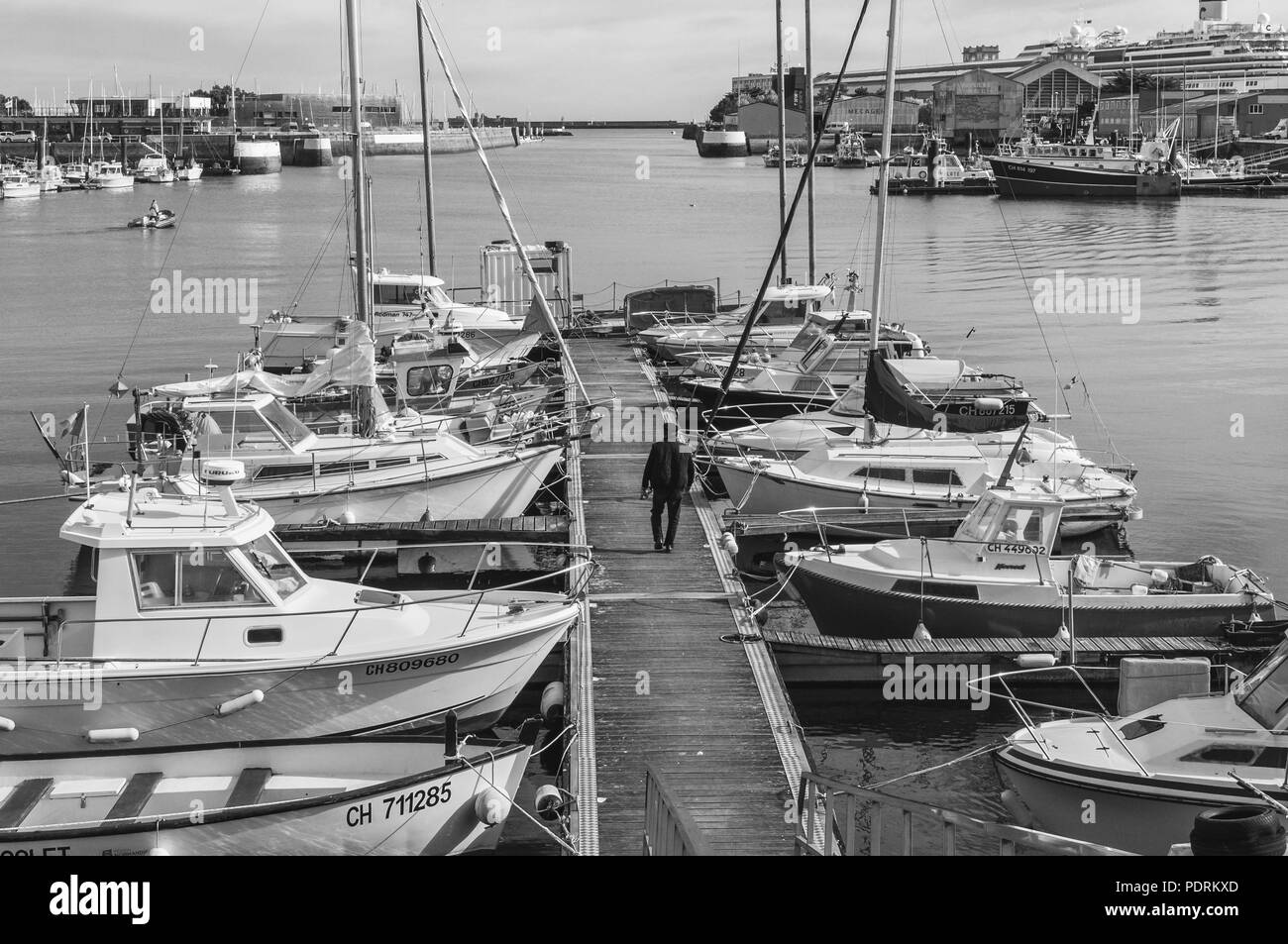 De Cherbourg, Francia - 22 de mayo de 2017: barcos amarrados en el puerto de Cherbourg-Octeville, Normandía, Francia. Fotografía en blanco y negro. Foto de stock