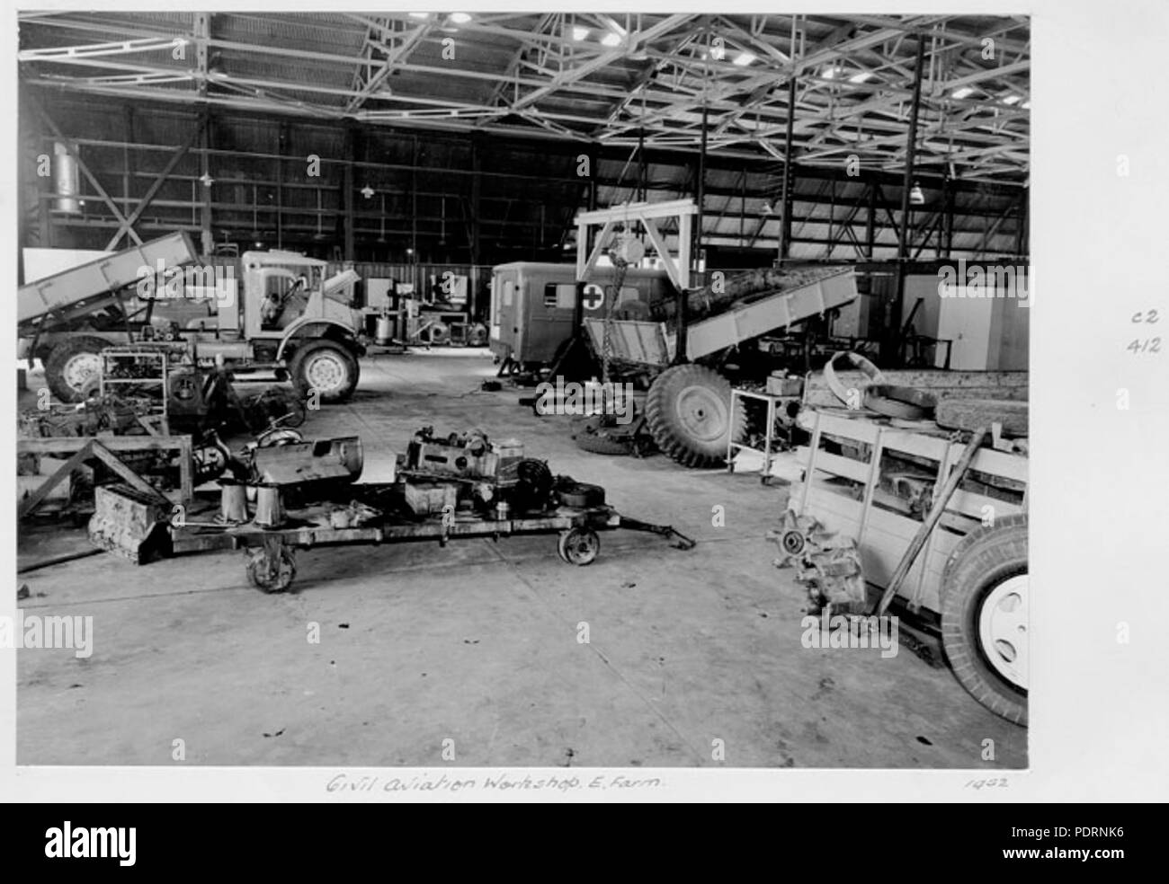 117 Archivos del Estado de Queensland 4877 Taller de Aviación Civil Eagle Farm c 1952 Foto de stock