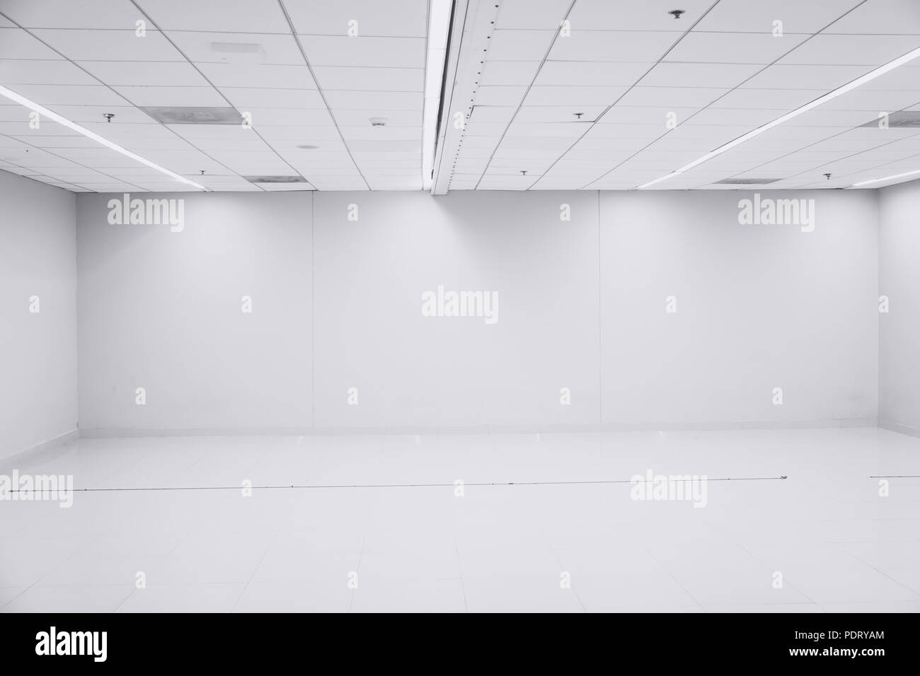 Oficina limpia y blanca habitación espacio vacío interior para antecedentes Foto de stock