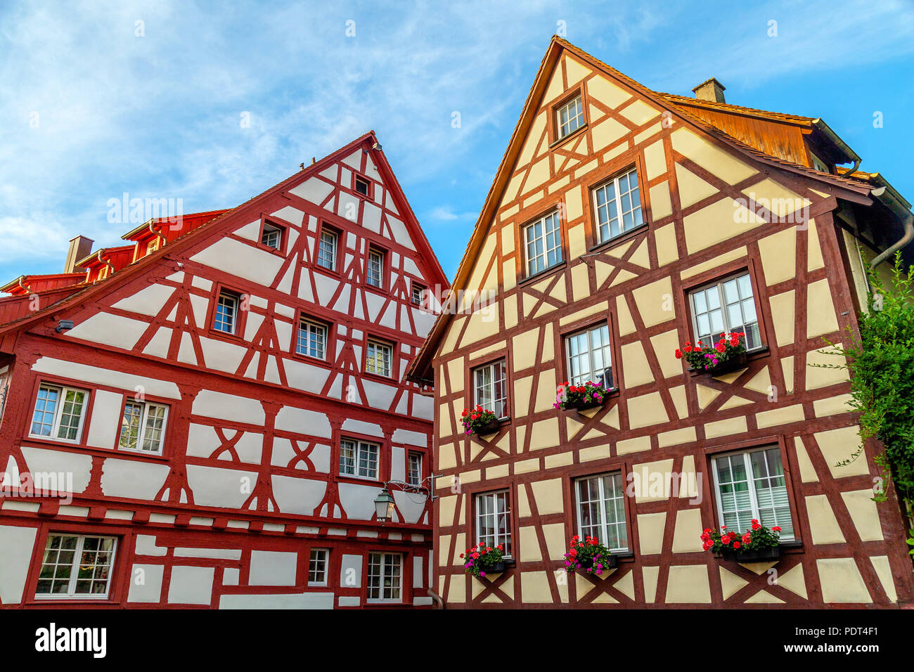 Mitad de madera roja y blanca de las fachadas de las casas en Meersburg, ejemplo típico de arquitectura Fachwerk esparcidas en Alemania y Francia, Estrasburgo Foto de stock
