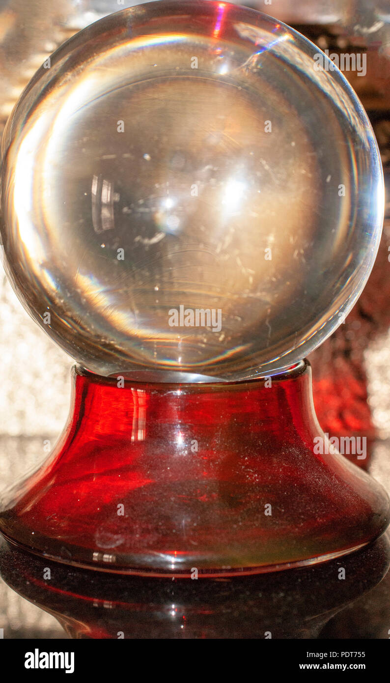 Victoriano antigüedades Adivinación bola de cristal sobre una base de  vidrio de Arándanos Fotografía de stock - Alamy