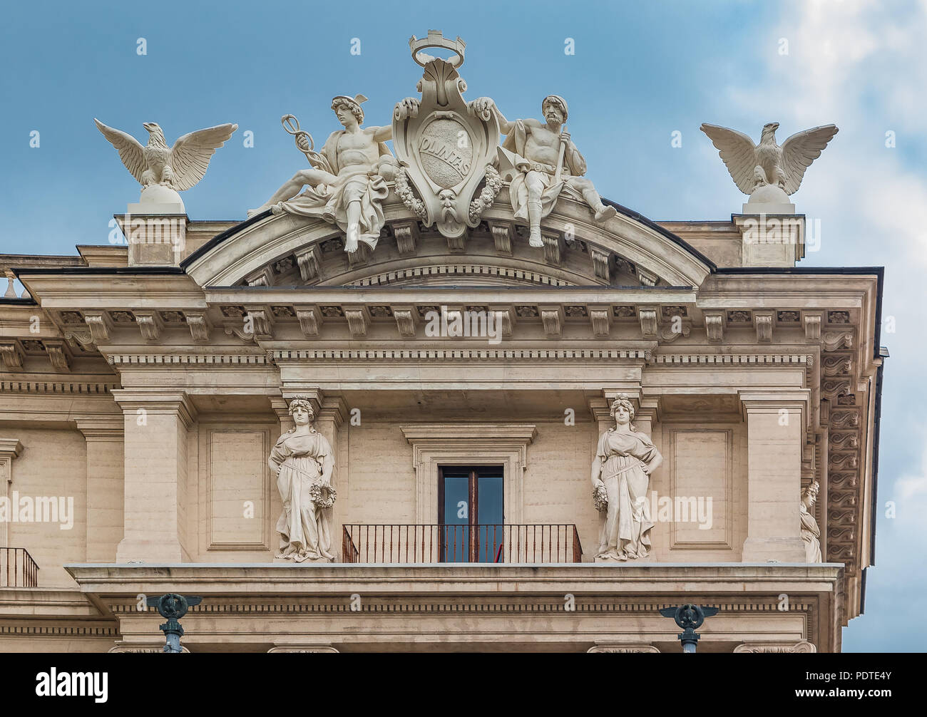 Detalles arquitectónicos de un edificio situado en Piazza della Repubblica, en Roma, Italia, representando representan los dioses olímpicos, mercurio y Vulcano Foto de stock
