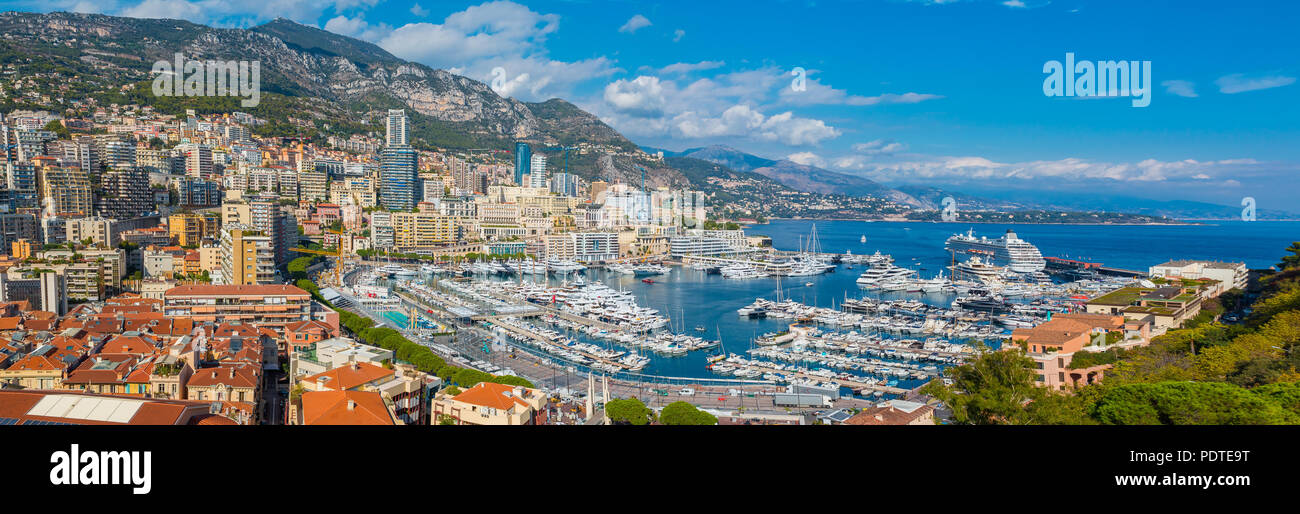 Panorama de la ciudad de Monte Carlo. Vista de yates de lujo y apartamentos en el puerto de Mónaco, Cote d'Azur. Principado de Mónaco es una ciudad estado soberano, baja Foto de stock