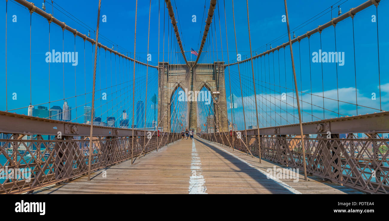 Nueva York, Estados Unidos de América - 2 de junio, 2016: Vista panorámica del Puente de Brooklyn en Nueva York, NY, uno de los más antiguos puentes colgantes en la de stock - Alamy