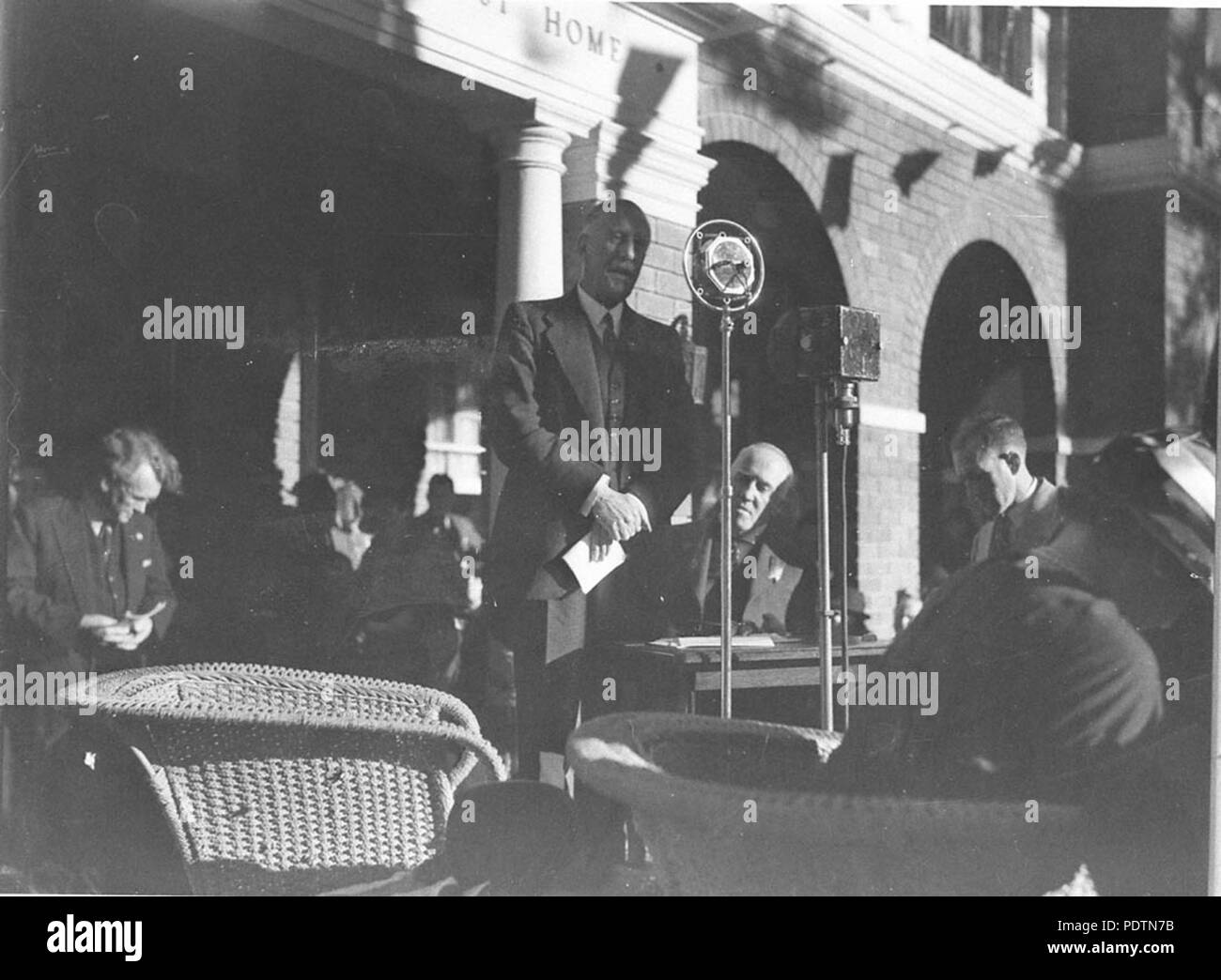 192 SLNSW 9102 Gobernador de Nueva Gales del Sur Señor Hore Ruthven hablando en la inauguración de la casa de Far West Drummond Manly Foto de stock