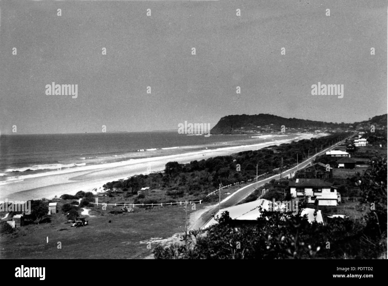 205 1 111140 StateLibQld vista panorámica de la playa de Burleigh Heads en la Costa de Oro, ca. 1940 Foto de stock