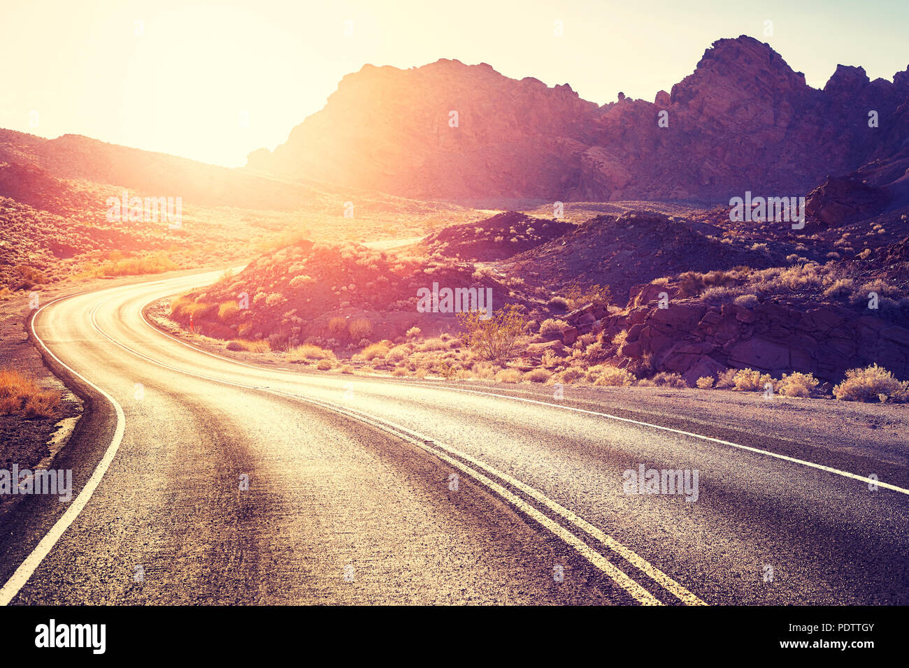 Tonos Vintage escénica carretera del desierto al atardecer, concepto de viaje, USA. Foto de stock