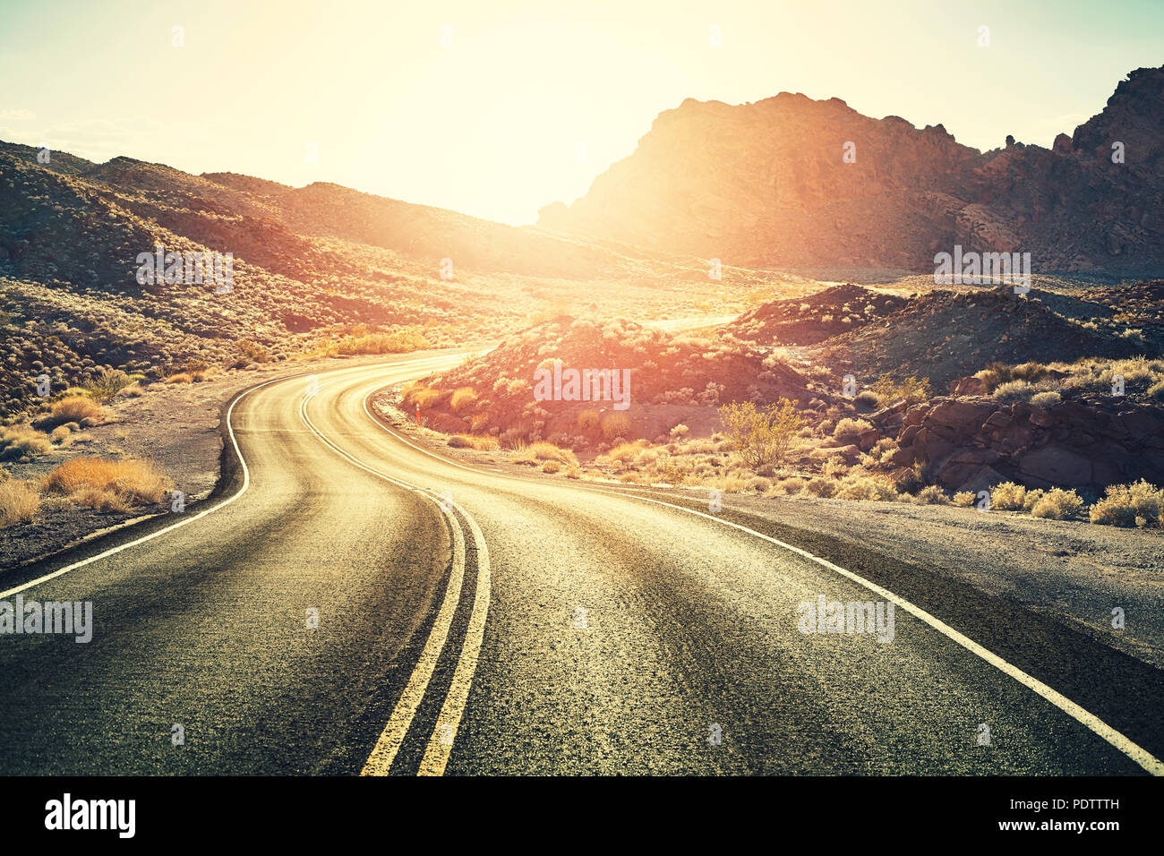 Tonos Retro escénica carretera del desierto al atardecer, concepto de viaje, USA. Foto de stock