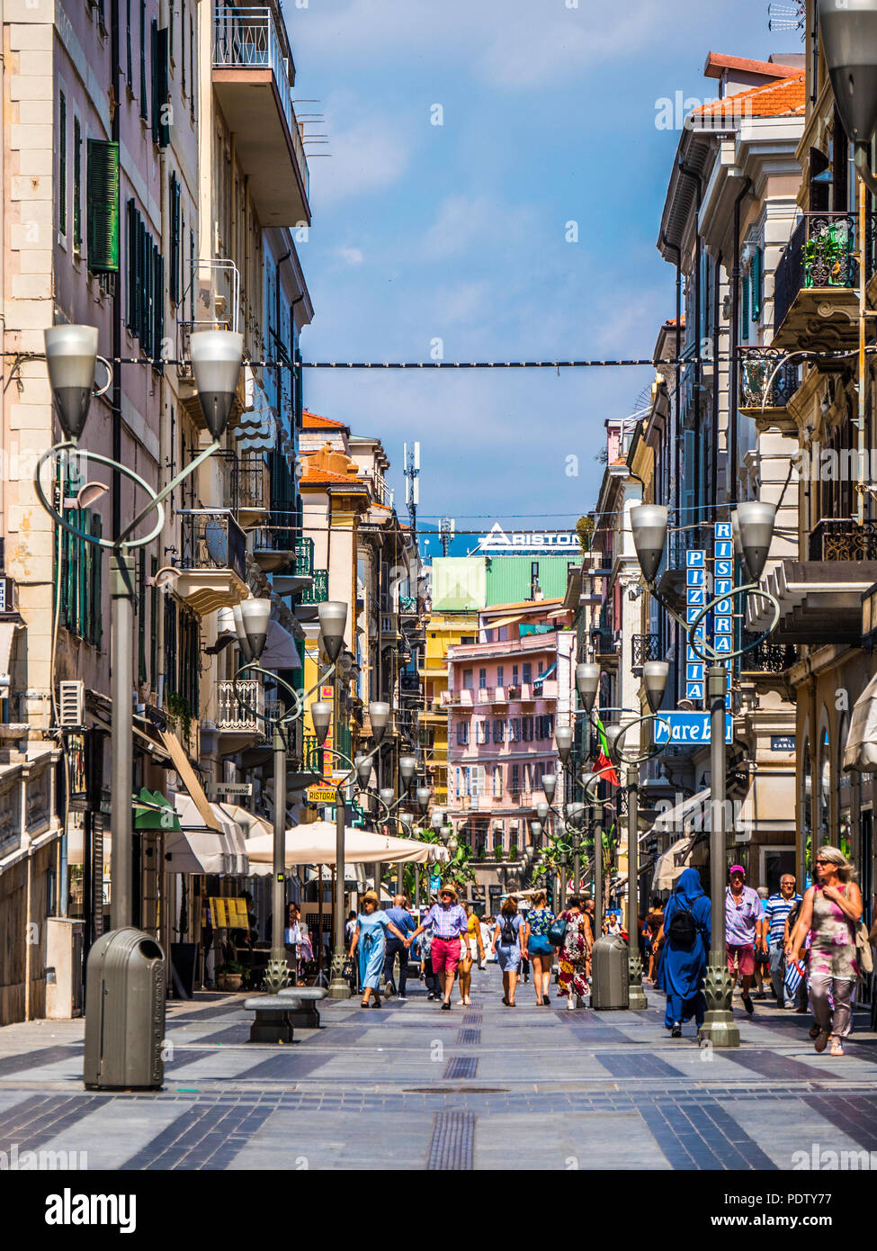 Sanremo, Italia - 10 de julio 2018: calle peatonal en San Remo, Italia Foto de stock