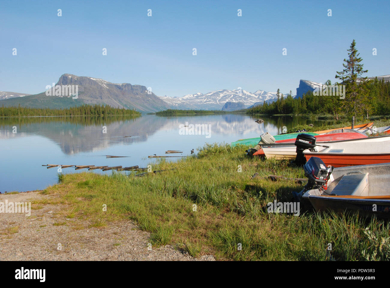 La belleza de Laponia Wilderness - Lago Laitaure Reflejos de agua. Foto de stock
