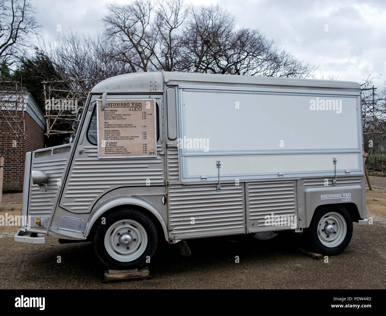 Plata Vieja Citroën tipo H Refrigerio van en Hyde Park, Londres Central junto a Serpentine Lido. Cerrada durante el invierno. Ningún pueblo. Horizontal. Foto de stock