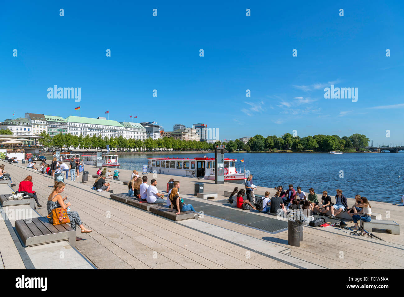 Turistas y botes de paseo sobre el lago Binnenalster, Hamburgo, Alemania. Foto de stock