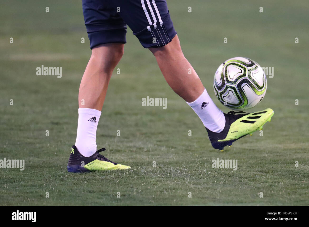 EAST Rutherford, Nueva Jersey - Agosto 7, 2018: jugador profesional de fútbol lleva tacos Adidas durante el Real Madrid vs Roma juego en la Copa ICC 2018 Fotografía de stock - Alamy