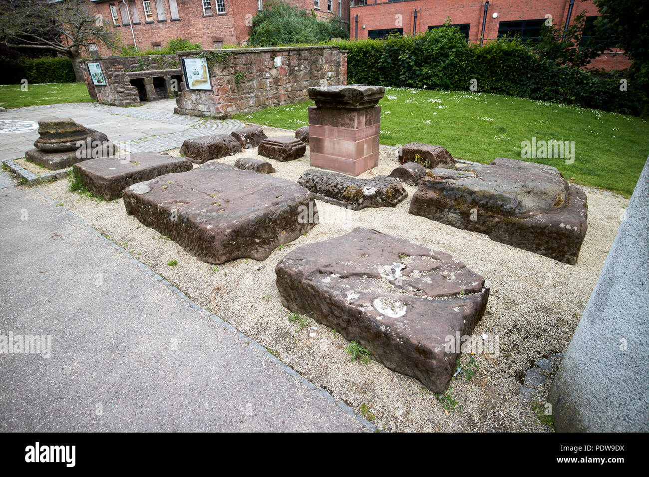 Secciones de los baños romanos y reconstruido hypocaust en el jardín romano Chester, Cheshire, Inglaterra Foto de stock