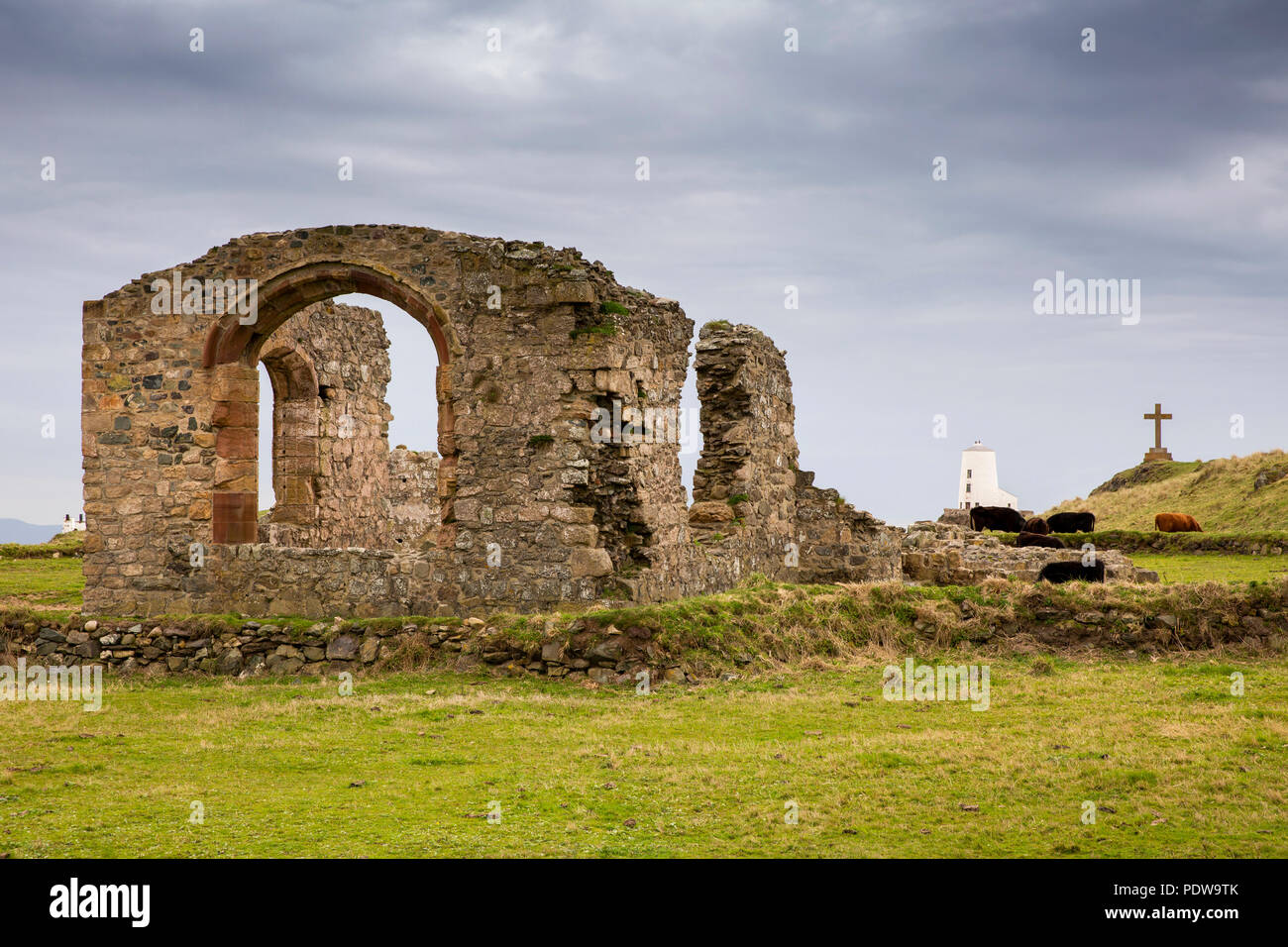 Reino Unido, Gales, Anglesey, Newborough, Isla Llanddwyn, ruinas de la iglesia de St Dwynwen y viejo Molino-como el faro Foto de stock