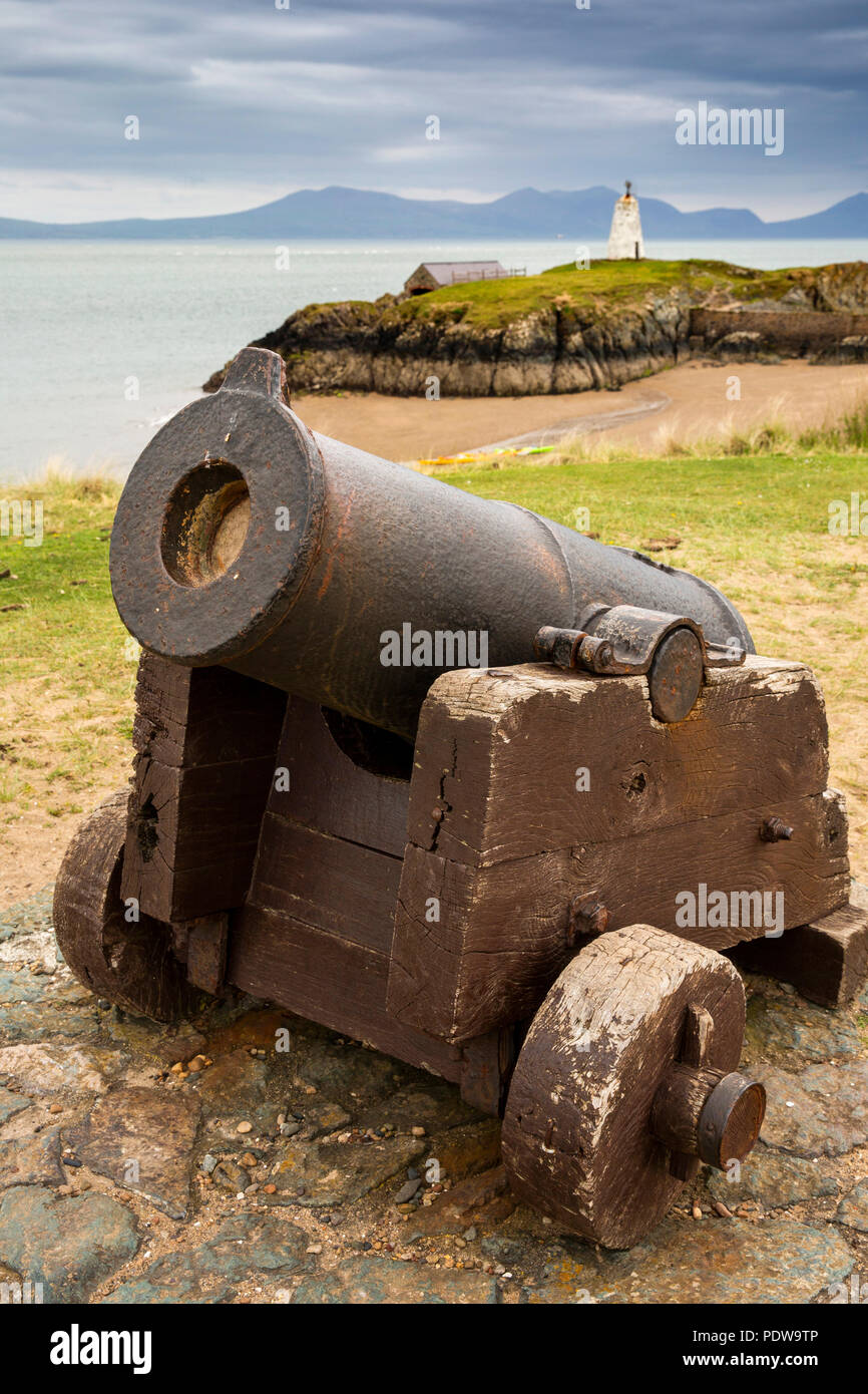 Reino Unido, Gales, Anglesey, Newborough, Isla Llanddwyn, viejo cañón utilizado para convocar a la tripulación de botes salvavidas Foto de stock