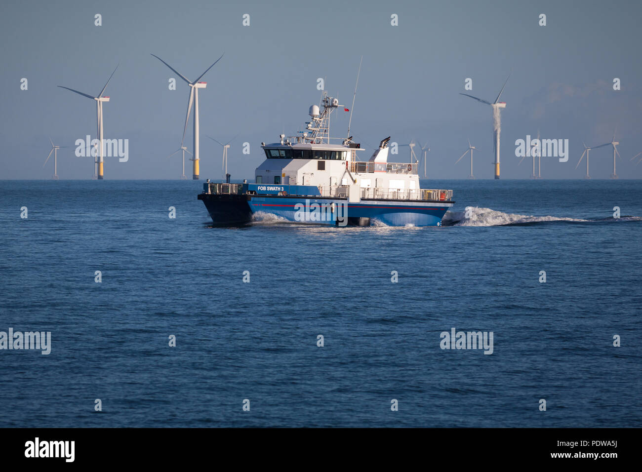 La transferencia de la tripulación de buques, Fob Swath 3, trabajando en la extensión Walney parque eólico offshore Foto de stock