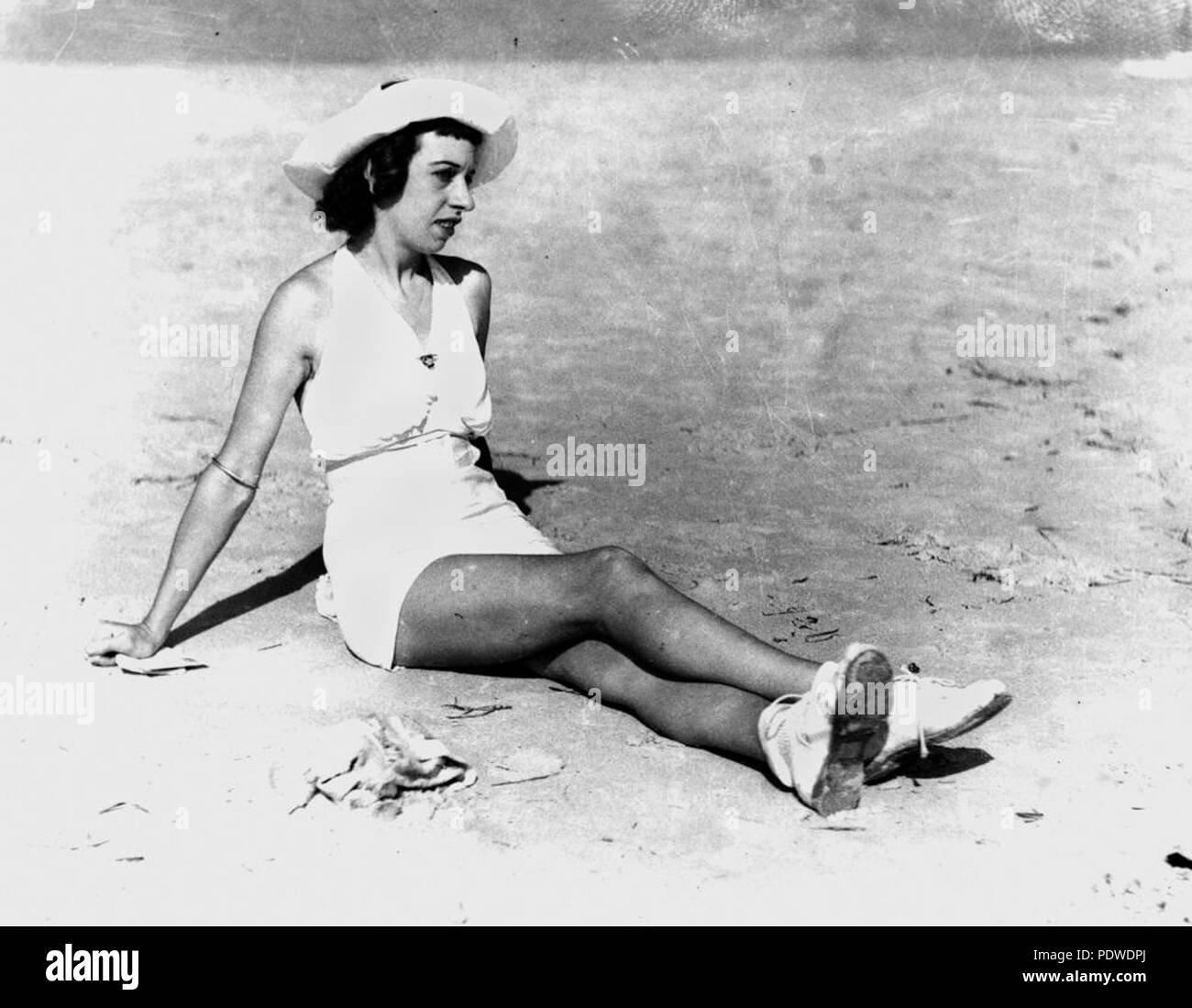 214 1 126535 StateLibQld Miss Phyl(^) Wilson disfrutando de la playa de Burleigh Heads, 1938 Foto de stock