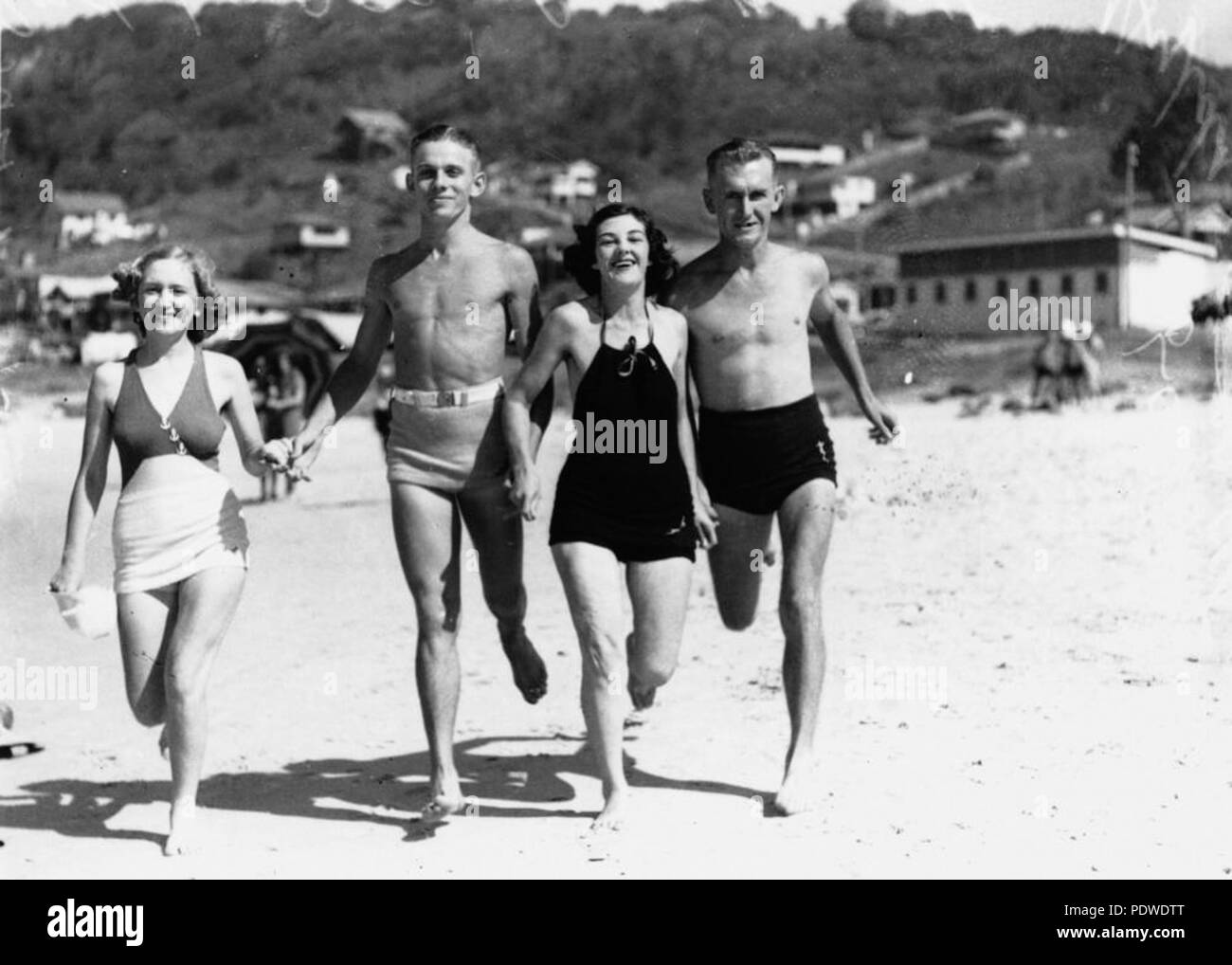 215 1 126847 StateLibQld Beachgoers At Burleigh Heads, 1938 Foto de stock