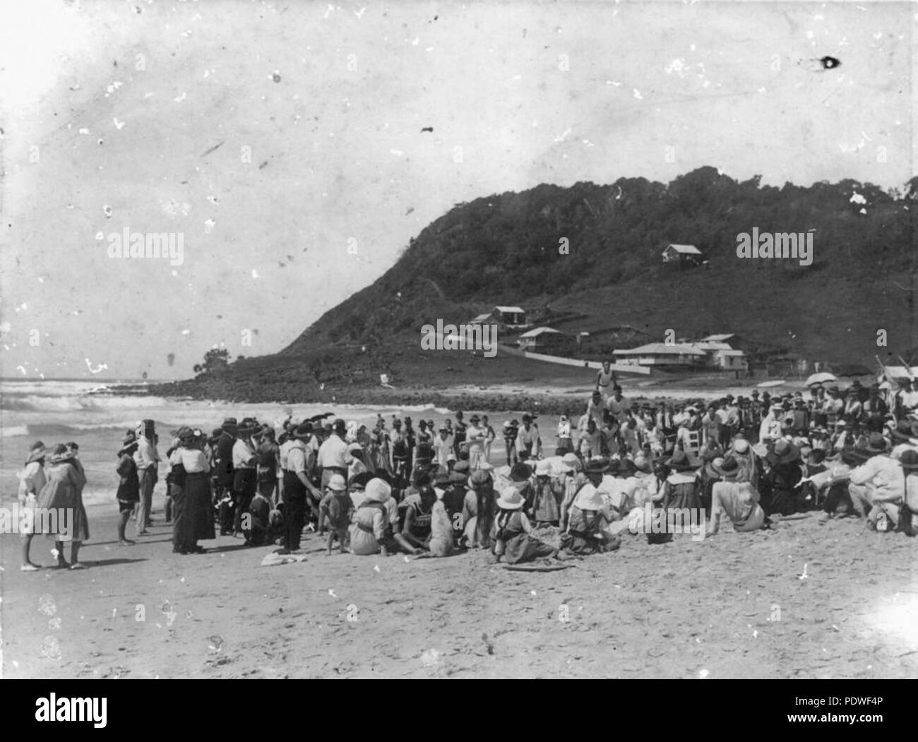 222 1 139935 StateLibQld gimnasia en la playa de Burleigh Heads, Queensland, 1920 Foto de stock