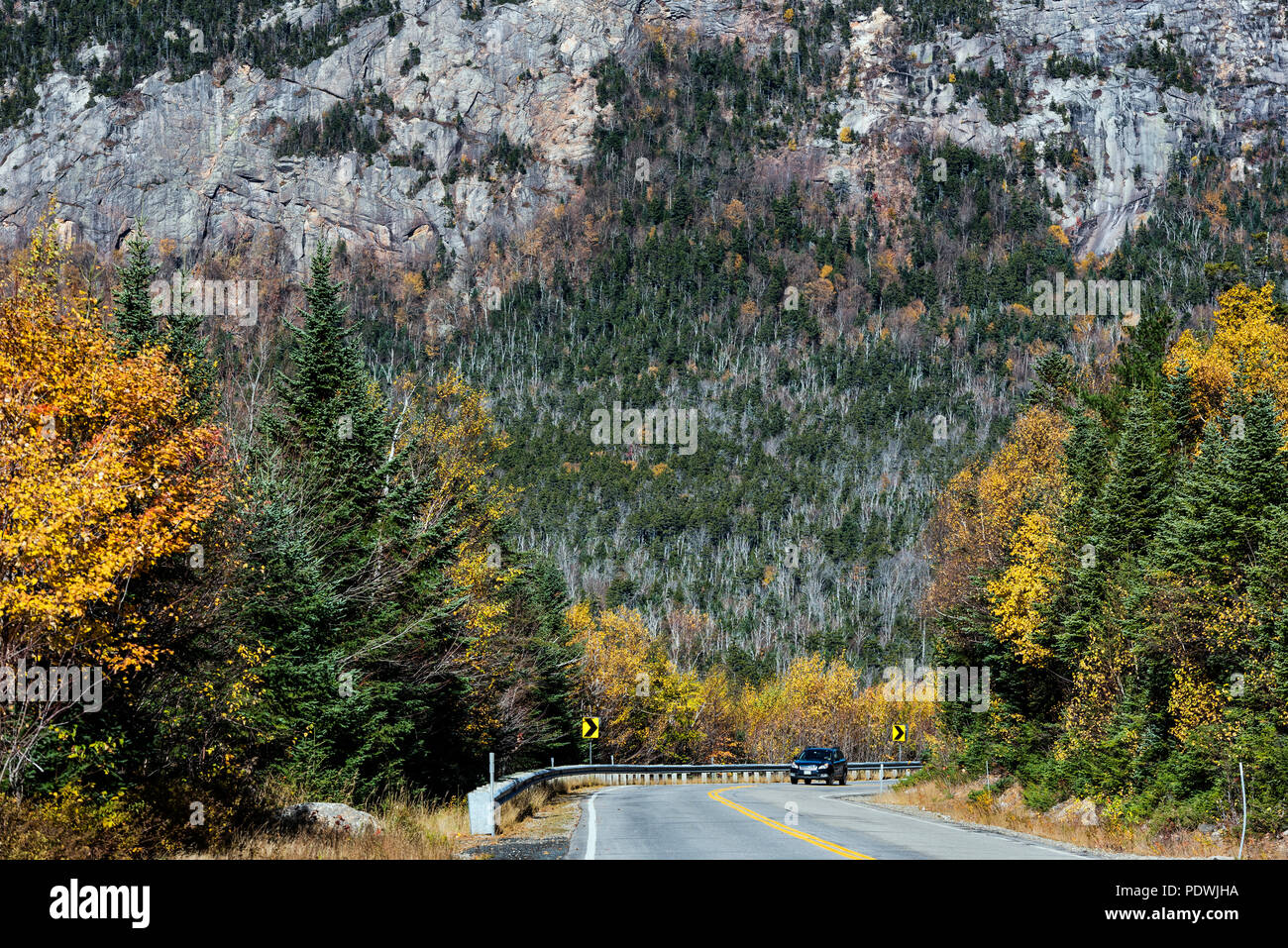 Conduciremos a través del bosque nacional, las Montañas Blancas de New Hampshire, Estados Unidos. Foto de stock