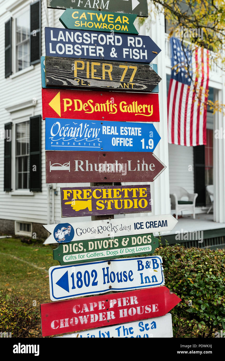 Atracción turística coloridos carteles, Kennybunkport, Maine, Estados Unidos. Foto de stock
