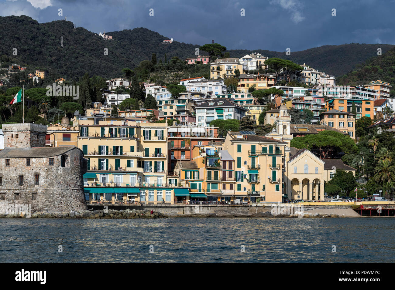 Encantador pueblo costero, Santa Margherita, Liguria, Italia Foto de stock
