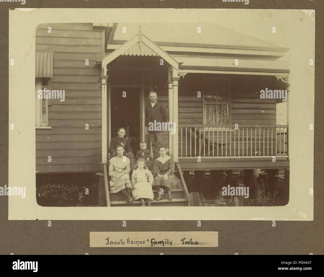 253 1 235195 StateLibQld Heiner Jacob y su familia en el porche de la residencia de Toowoomba, ca. 1885 Foto de stock