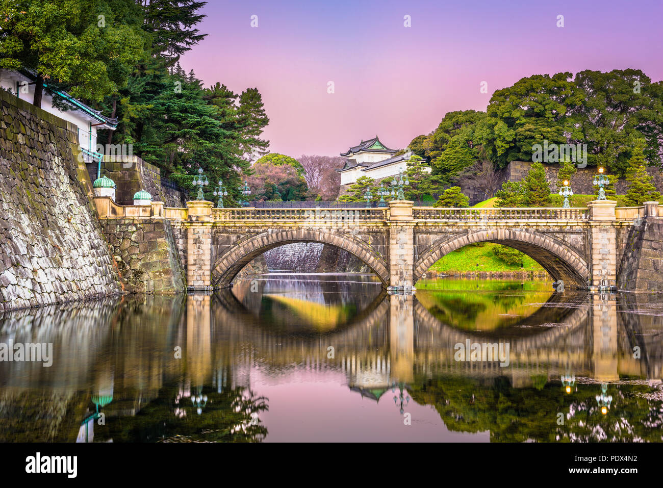 Tokio, Japón en el foso del Palacio Imperial y el puente al amanecer. Foto de stock