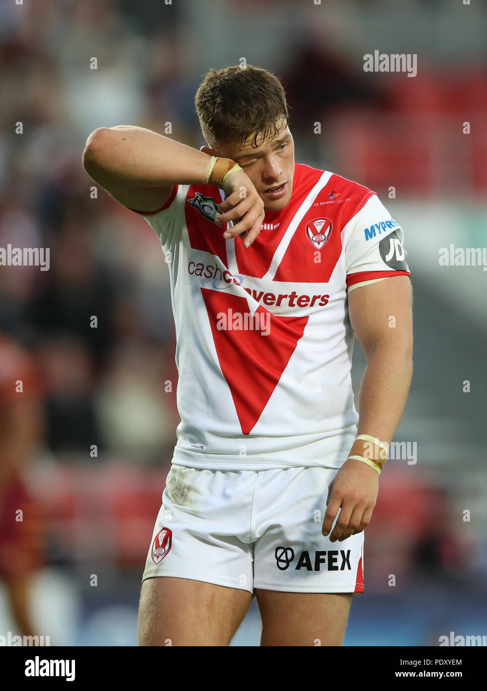 Morgan Knowles de St Helens aparece desanimado durante el partido de la Super Liga Betfred en el Totally Wicked Stadium, St Helens. Foto de stock