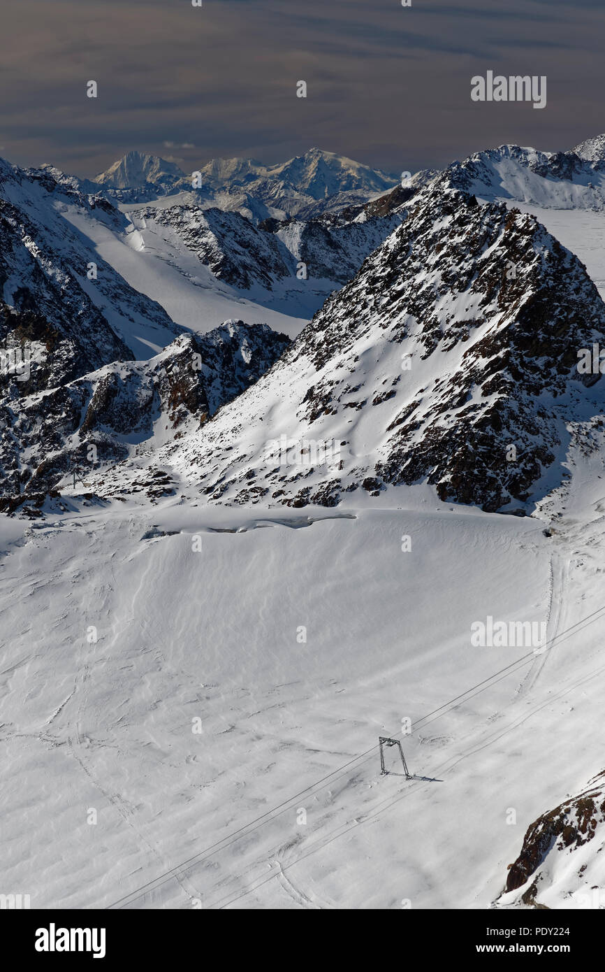 Vista desde la plataforma de visualización Schwarze Schneid sobre nevados Alpes Ötztal, Sölden, Ötztal, Tirol, Austria Foto de stock