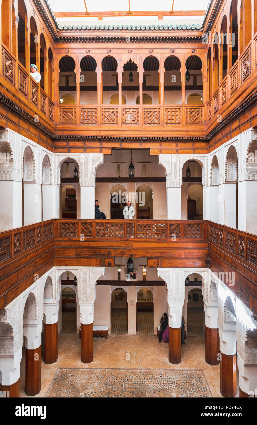 Patio, Museo Nejjarine de artes y artesanías de madera, ornamentación árabe, Fes, Fez, Marruecos Foto de stock