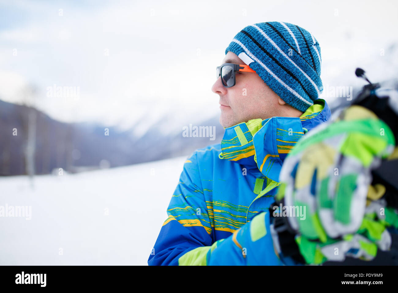 Imagen gratis: hombre, esquí de fondo, sonriendo, vertical, gafas de sol,  invierno, frío, nieve, diversión, naturaleza