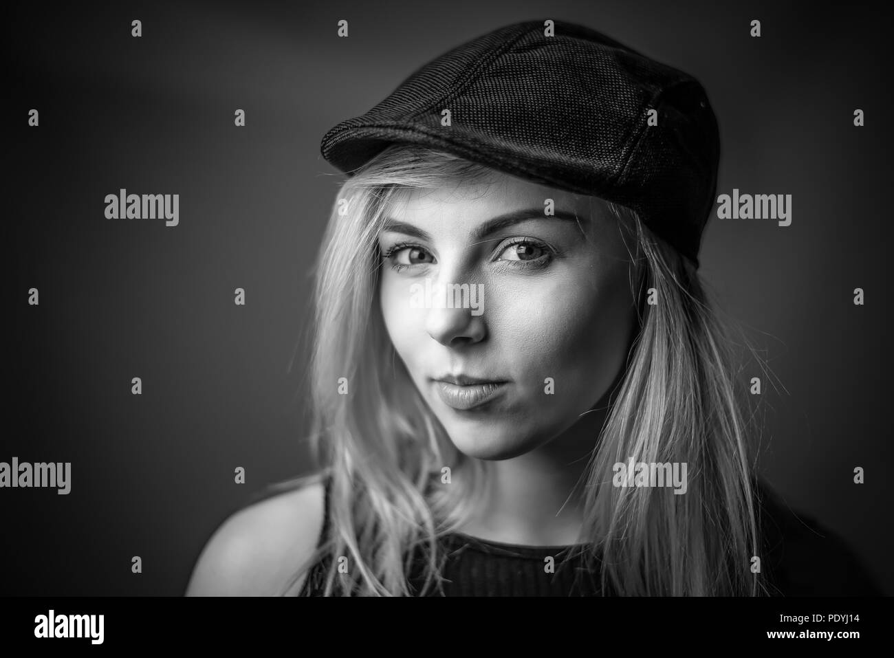 Woman mono fotografías e imágenes de alta resolución - Alamy
