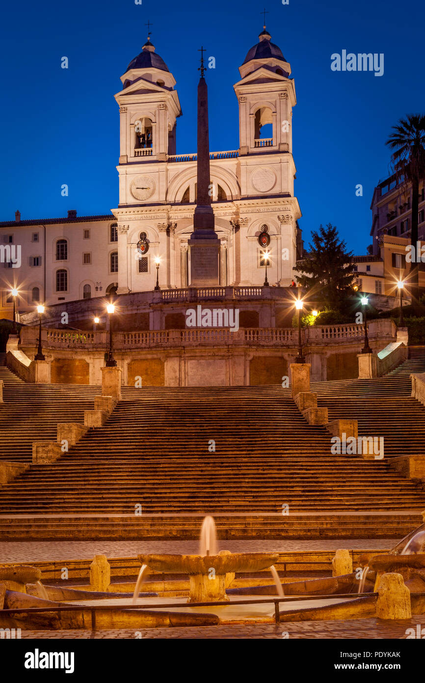Justo antes del amanecer en la Escalinata de Trinità dei Monti debajo de la Iglesia, Roma Lazio Italia Foto de stock