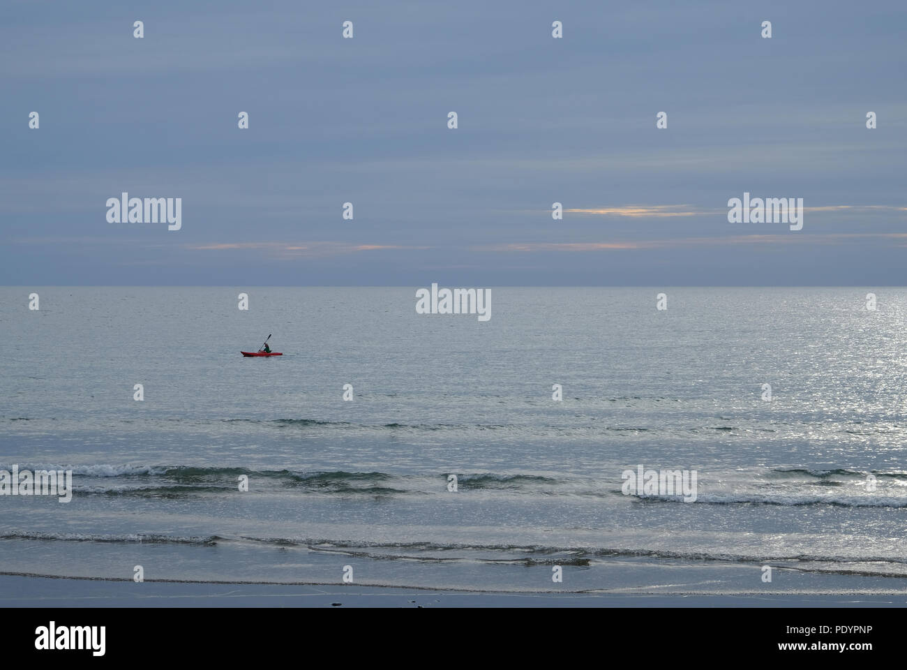 Kayak de mar en solitario frente a la costa de Borth en Gales occidental Foto de stock