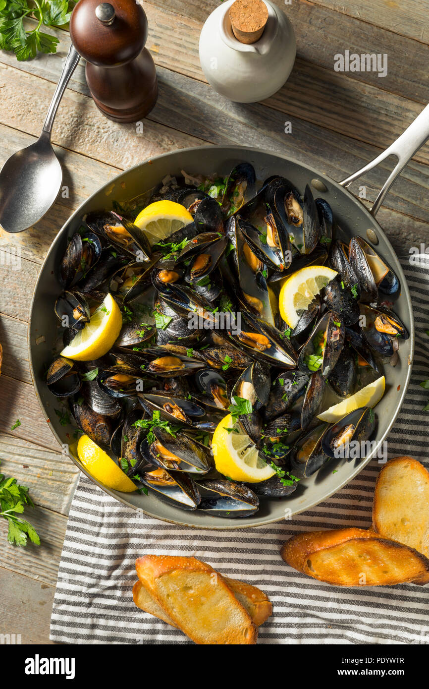 Cocer los mejillones y caldo casero con Pan Foto de stock