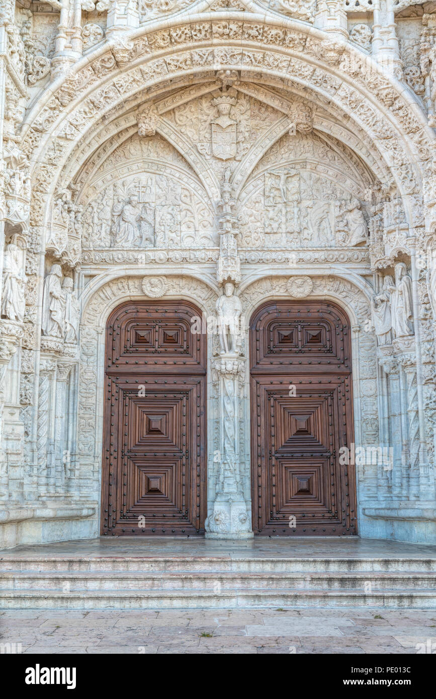 Fachada principal del monasterio de los Jerónimos en Belém, Portugal. Es un monasterio de estilo manuelino y parte de los sitios del Patrimonio Mundial de la UNESCO. Foto de stock