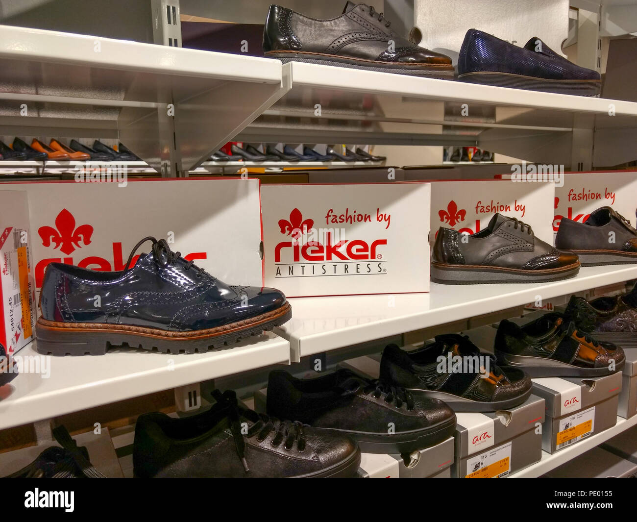 Los zapatos de la marca Rieker en pantalla sobre estantes Fotografía de  stock - Alamy